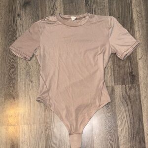 lululemon athletica taupe short sleeve bodysuit